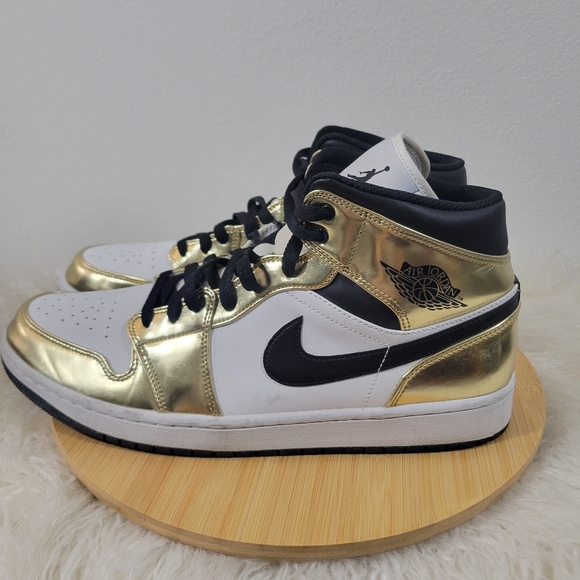 NIKE Air Jordan 1 Mid SE Mens Metallic Gold lace up sneakers DC1419-700 (2020) - Picture 3 of 9